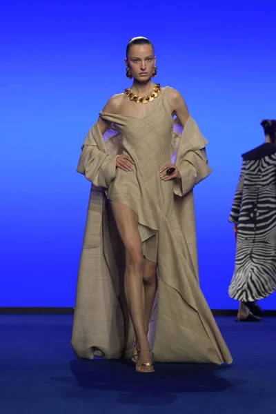 Look 16